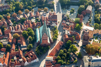 Vue aérienne de Église Saint-Jean dans le vieux centre-ville à Lüneburg dans le département Basse-Saxe, Allemagne