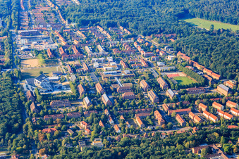 Vue aérienne de Université Leuphana Lüneburg à le quartier Bockelsberg in Lüneburg dans le département Basse-Saxe, Allemagne