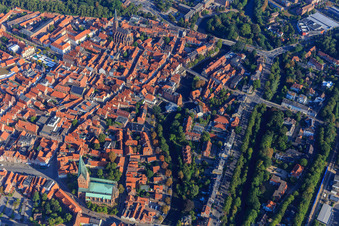 Vue aérienne de Cours de l'Ilmenau à travers la vieille ville depuis l'église St. Johannis via l'Abtsmühle jusqu'à l'église St. Nicolai à Lüneburg dans le département Basse-Saxe, Allemagne