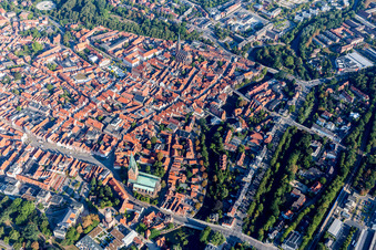 Vue aérienne de Église Saint-Jean dans le vieux centre-ville à Lüneburg dans le département Basse-Saxe, Allemagne
