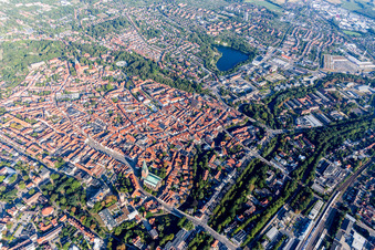 Vue aérienne de Quartier de la vieille ville et centre-ville à Lüneburg dans le département Basse-Saxe, Allemagne