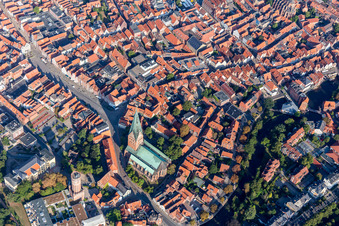 Photographie aérienne de Église Saint-Jean dans le vieux centre-ville à Lüneburg dans le département Basse-Saxe, Allemagne