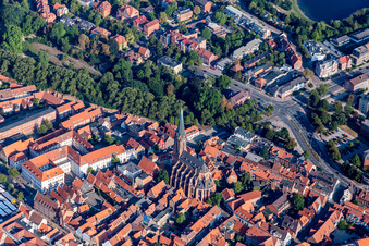 Vue aérienne de Église Saint-Nicolas dans le vieux centre-ville à Lüneburg dans le département Basse-Saxe, Allemagne