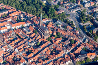 Vue aérienne de Église Saint-Nicolas dans le vieux centre-ville à Lüneburg dans le département Basse-Saxe, Allemagne
