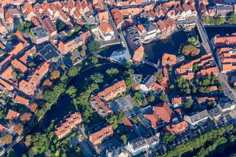 Vue aérienne de Port historique avec restaurant et boutique de vins Lüner Mühle à Lüneburg dans le département Basse-Saxe, Allemagne