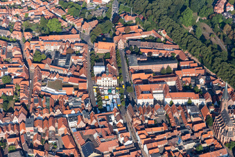 Vue aérienne de Stands de vente et de restauration rapide et stands de commerce sur la place du marché à Lüneburg dans le département Basse-Saxe, Allemagne