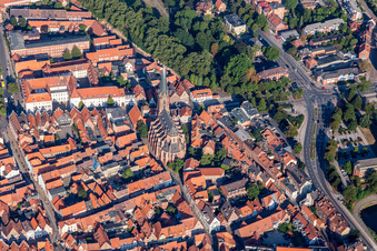 Photographie aérienne de Église Saint-Nicolas dans le vieux centre-ville à Lüneburg dans le département Basse-Saxe, Allemagne