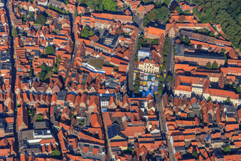 Vue aérienne de Große Bäckerstraße et place du marché près de la mairie à Lüneburg dans le département Basse-Saxe, Allemagne