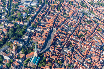 Vue aérienne de Ensemble carré Am Sande dans le centre-ville à Lüneburg dans le département Basse-Saxe, Allemagne