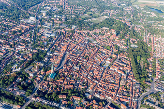 Vue aérienne de Quartier de la vieille ville et centre-ville à Lüneburg dans le département Basse-Saxe, Allemagne