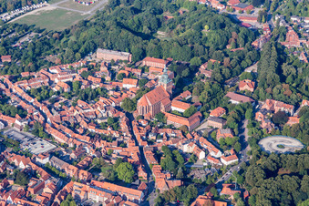 Vue aérienne de Église Saint-Michel dans le centre historique à Lüneburg dans le département Basse-Saxe, Allemagne