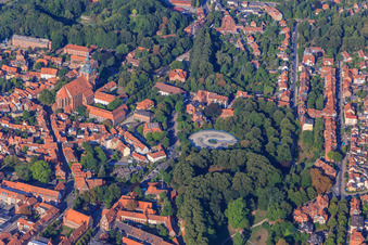 Vue aérienne de Église Saint-Michel, Auf dem Meere et parc de Scunthorpe avec parking à l'hôtel de ville Lüneburg à Lüneburg dans le département Basse-Saxe, Allemagne