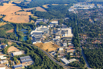 Vue aérienne de Parc industriel Lüner Rennbahn avec DE-VAU-GE Gesundkostwerk Deutschland GmbH, ROY ROBSON LOGISTIK GmbH & Co. KG et Yanfeng Global Automotive Interior Systems Co., Ltd à Lüneburg dans le département Basse-Saxe, Allemagne