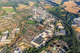 Vue aérienne de District de Goseburg-Zeltberg avec Coca-Cola Europacific Partners Deutschland GmbH, site Lüneburg et Holz Herbst GmbH à Lüneburg dans le département Basse-Saxe, Allemagne
