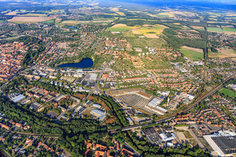 Vue aérienne de Vue de la ville depuis l'ouest avec le lac Kreidebergsee à Lüneburg dans le département Basse-Saxe, Allemagne