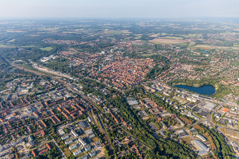 Vue aérienne de Vue sur la ville au bord de la rivière Illmenau à Lüneburg dans le département Basse-Saxe, Allemagne