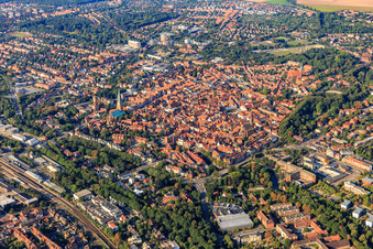 Vue aérienne de Vue d'ensemble de la vieille ville depuis le nord-est à Lüneburg dans le département Basse-Saxe, Allemagne