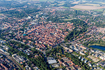 Vue oblique de Quartier de la vieille ville et centre-ville à Lüneburg dans le département Basse-Saxe, Allemagne