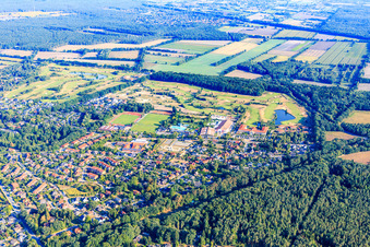 Vue aérienne de Vue du sud-est vers le Golf Resort Adendorf à Adendorf dans le département Basse-Saxe, Allemagne