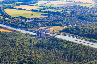 Vue aérienne de Ascenseur à bateaux et écluses sur les rives du canal latéral de l'Elbe à Scharnebeck dans le département Basse-Saxe, Allemagne