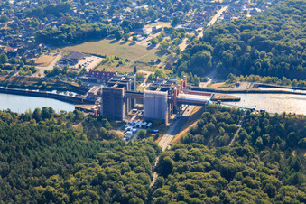 Photographie aérienne de Ascenseur à bateaux et écluses sur les rives du canal latéral de l'Elbe à Scharnebeck dans le département Basse-Saxe, Allemagne