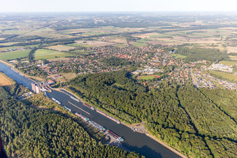 Vue oblique de Ascenseur à bateaux et écluses sur les rives du canal latéral de l'Elbe à Scharnebeck dans le département Basse-Saxe, Allemagne