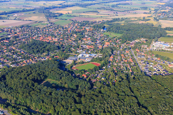 Vue aérienne de Vue de la ville depuis le sud-ouest avec terrain de sport depuis le gymnase Bernhard-Riemann Scharnebeck, école à l'ascenseur à bateaux à Scharnebeck dans le département Basse-Saxe, Allemagne