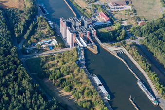 Ascenseur à bateaux et écluses sur les rives du canal latéral de l'Elbe à Scharnebeck dans le département Basse-Saxe, Allemagne d'en haut