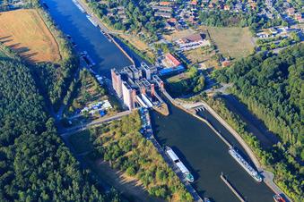 Ascenseur à bateaux et écluses sur les rives du canal latéral de l'Elbe à Scharnebeck dans le département Basse-Saxe, Allemagne hors des airs