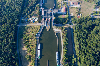 Ascenseur à bateaux et écluses sur les rives du canal latéral de l'Elbe à Scharnebeck dans le département Basse-Saxe, Allemagne vue d'en haut