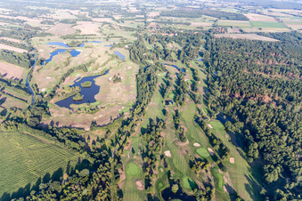 Vue aérienne de Terrain du terrain de golf Golfanlage Schloss Lüdersburg à Lüdersburg dans le département Basse-Saxe, Allemagne