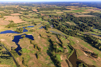 Vue oblique de Terrain du terrain de golf Golfanlage Schloss Lüdersburg à Lüdersburg dans le département Basse-Saxe, Allemagne