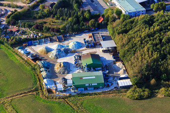 Vue aérienne de Zone industrielle sur l'avant-pays de l'Elbe avec centre de recyclage du groupe Reiling à Lauenburg dans le département Schleswig-Holstein, Allemagne