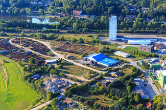 Vue aérienne de Zone industrielle sur l'avant-pays de l'Elbe avec STOCK de tuyaux en gros à Lauenburg dans le département Schleswig-Holstein, Allemagne