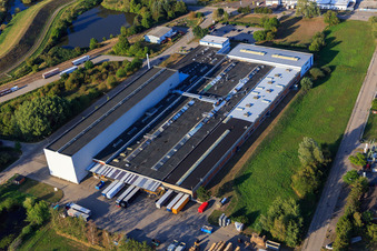 Vue aérienne de Zone industrielle sur l'avant-pays de l'Elbe avec Smurfit Westrock Wellpappe Nord à Lauenburg dans le département Schleswig-Holstein, Allemagne