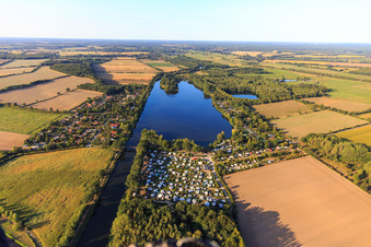 Vue aérienne de Camping Lanzer See à Basedow dans le département Schleswig-Holstein, Allemagne