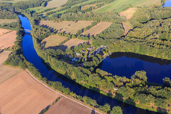 Vue aérienne de Querkamp au bord du lac Lanzer à Lanze dans le département Schleswig-Holstein, Allemagne
