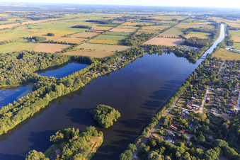 Vue aérienne de Lac Lanzer See vu du nord-ouest à Lanze dans le département Schleswig-Holstein, Allemagne