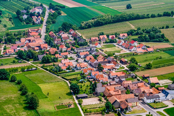 Vue aérienne de Village vu de l'ouest à Hergersweiler dans le département Rhénanie-Palatinat, Allemagne