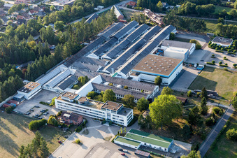 Vue aérienne de Locaux de l'usine de la brasserie GEA Brewery Systems GmbH Huppmann Tuchenhagen à Büchen dans le département Schleswig-Holstein, Allemagne
