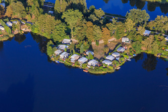 Vue oblique de Diebsradenweg sur le canal Elbe-Lübeck avec camping Freizeitwelt Güster à Güster dans le département Schleswig-Holstein, Allemagne