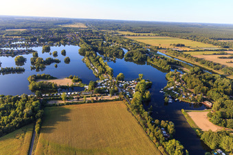 Vue aérienne de Camping île de baignade au Prüß-See « Blue Lagoon » à Güster dans le département Schleswig-Holstein, Allemagne