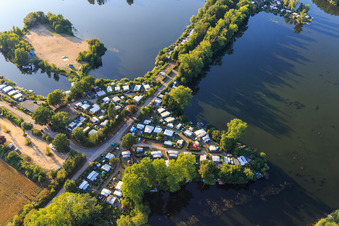 Vue aérienne de Emplacement pour camping-cars sur l'île de baignade de Prüß-See « Blue Lagoon » à Güster dans le département Schleswig-Holstein, Allemagne
