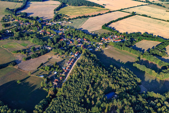 Vue aérienne de Vue du village depuis le sud-ouest à le quartier Greven bei Boizenburg in Greven dans le département Mecklembourg-Poméranie occidentale, Allemagne