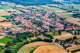 Vue aérienne de Village vu de l'ouest à Minfeld dans le département Rhénanie-Palatinat, Allemagne