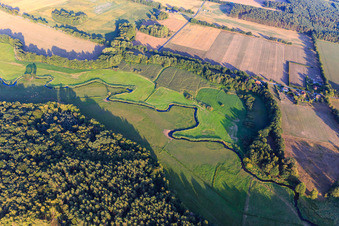 Vue aérienne de Le ruisseau Schaale serpente entre les prairies à le quartier Bretzin in Bengerstorf dans le département Mecklembourg-Poméranie occidentale, Allemagne