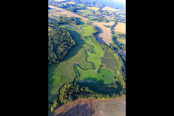 Vue aérienne de Le ruisseau Schaale serpente entre les prairies à le quartier Bretzin in Bengerstorf dans le département Mecklembourg-Poméranie occidentale, Allemagne