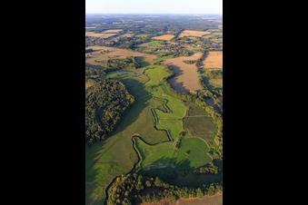 Photographie aérienne de Le ruisseau Schaale serpente entre les prairies à le quartier Bretzin in Bengerstorf dans le département Mecklembourg-Poméranie occidentale, Allemagne