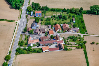 Vue aérienne de Welschhof vu de l'ouest à Freckenfeld dans le département Rhénanie-Palatinat, Allemagne
