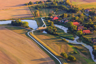 Vue aérienne de Quartier de Niendorf avec barrage sur la rivière Krainke vu du nord à le quartier Preten in Amt Neuhaus dans le département Basse-Saxe, Allemagne